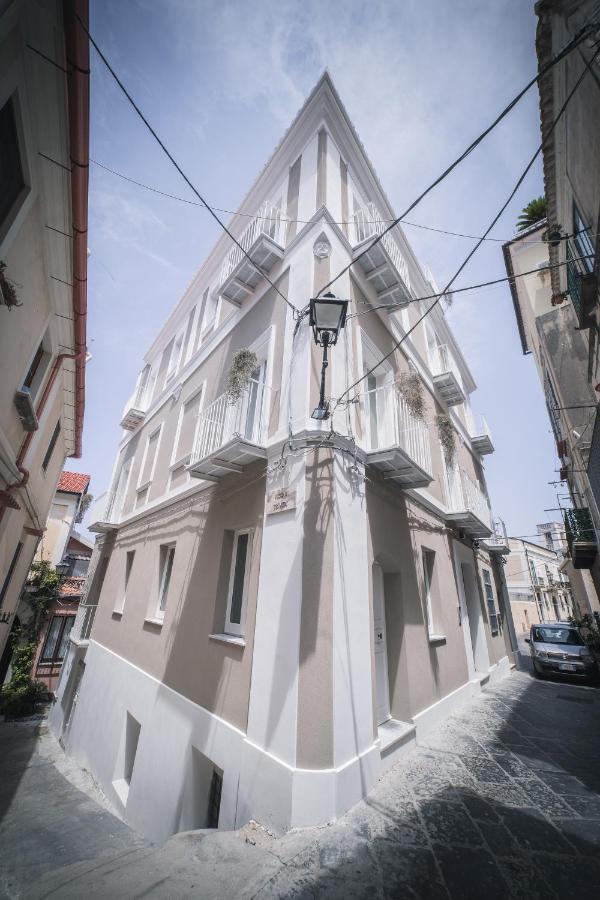 Palazzo Paladini - Luxury Suites In The Heart Of The Old Town Pizzo  Exteriör bild